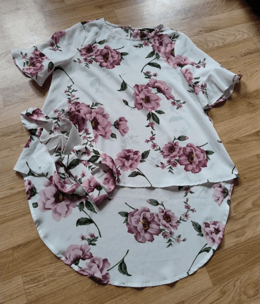 roze en witte bloemenblouse met korte mouwen