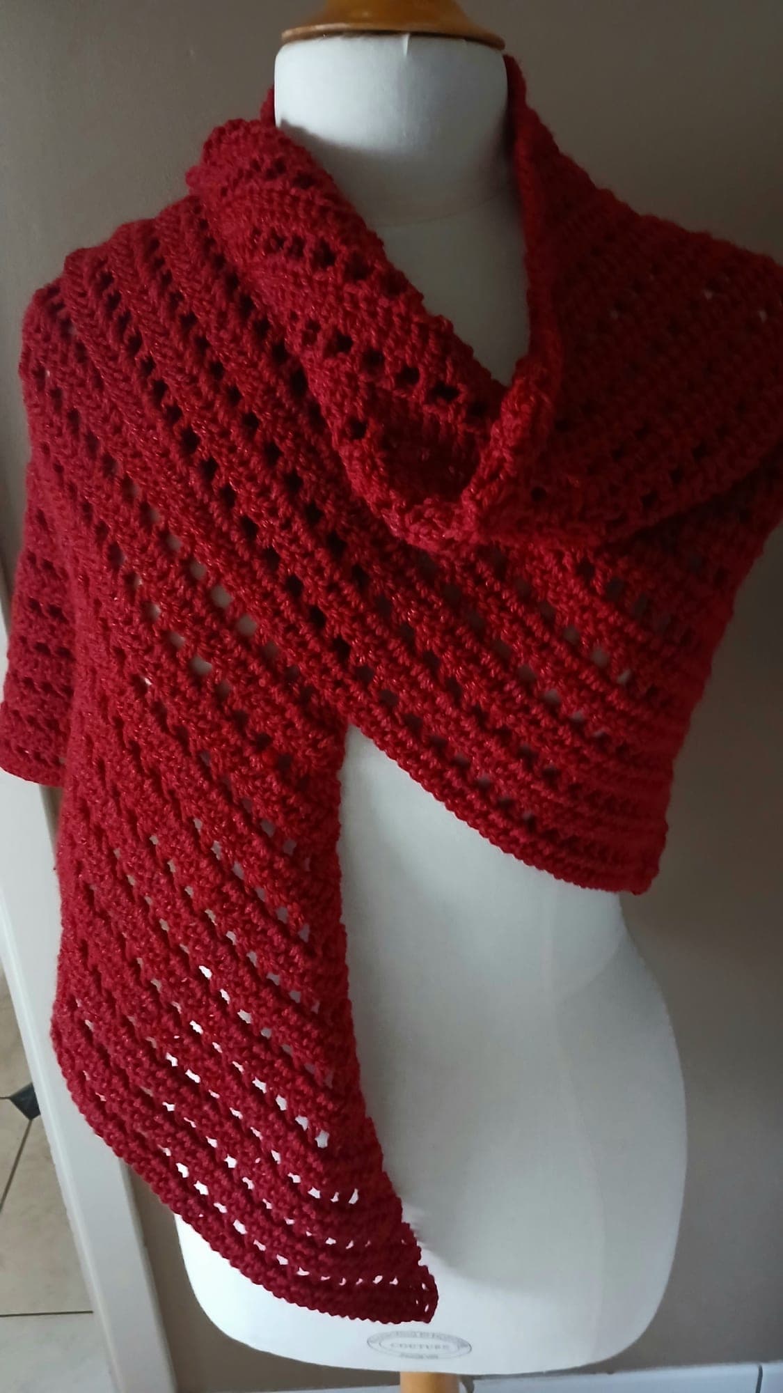 Rode gebreide omslagdoek/shawl met opengewerkt patroon