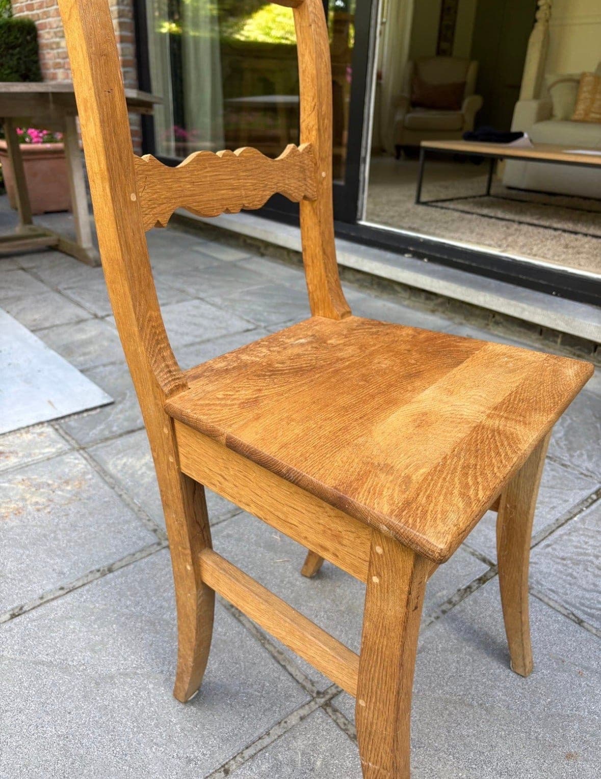 4 stuks Houten stoel met decoratieve rugleuning en zitingkussen
