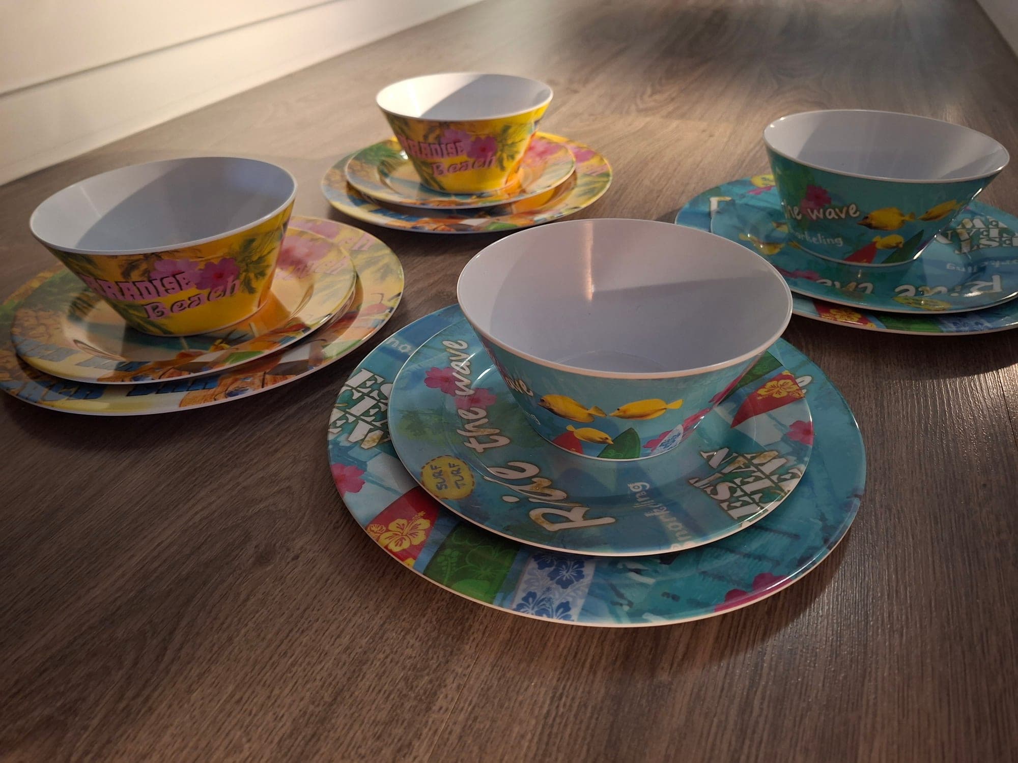 Paradise Beach plastic servies set - borden, kommen en kopjes