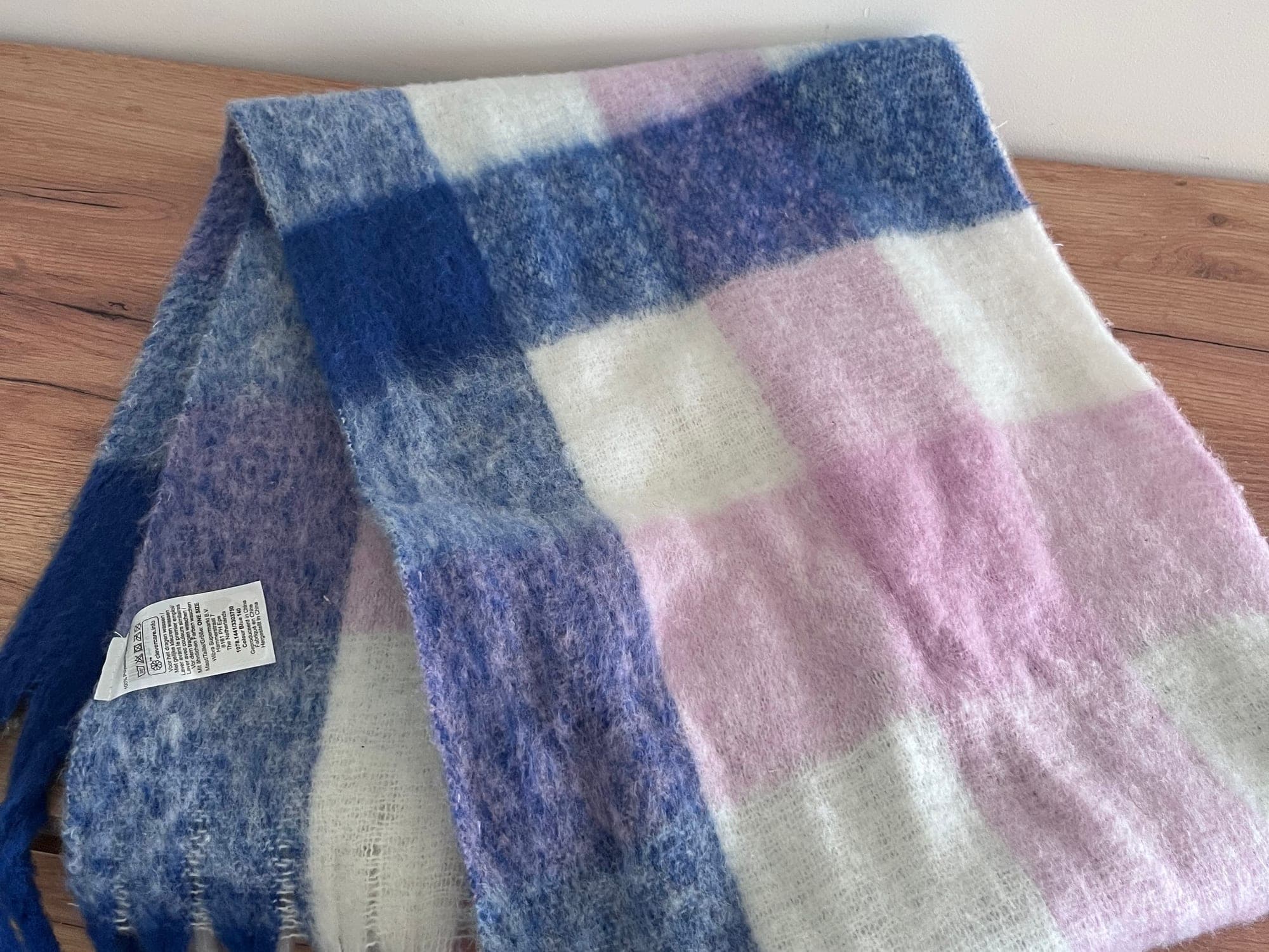 Geruit sjaal in blauw, roze en crème met franjes