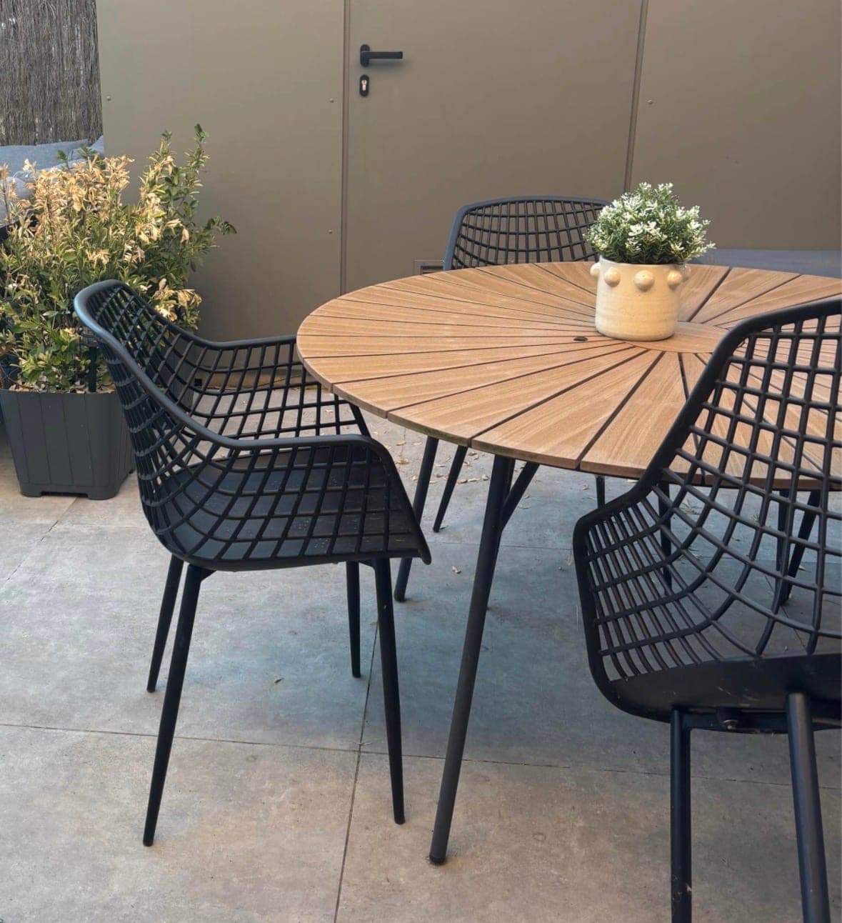 Moderne zwarte tuinstoelen