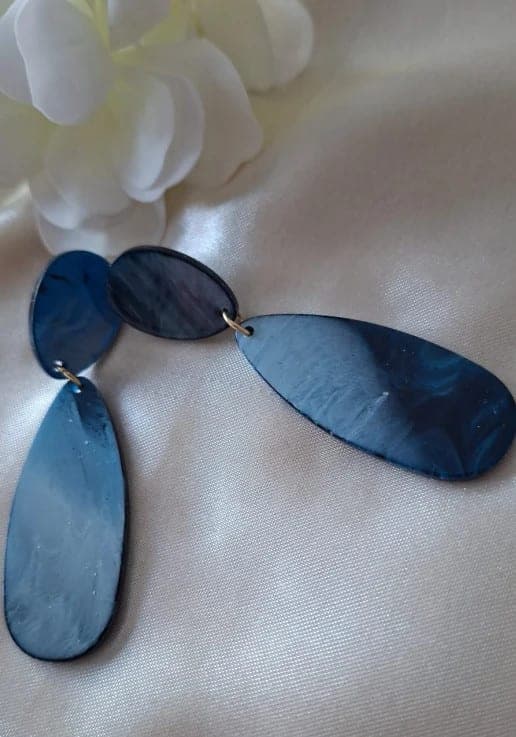 Hippe oorstekers marineblauw met ovale hangers