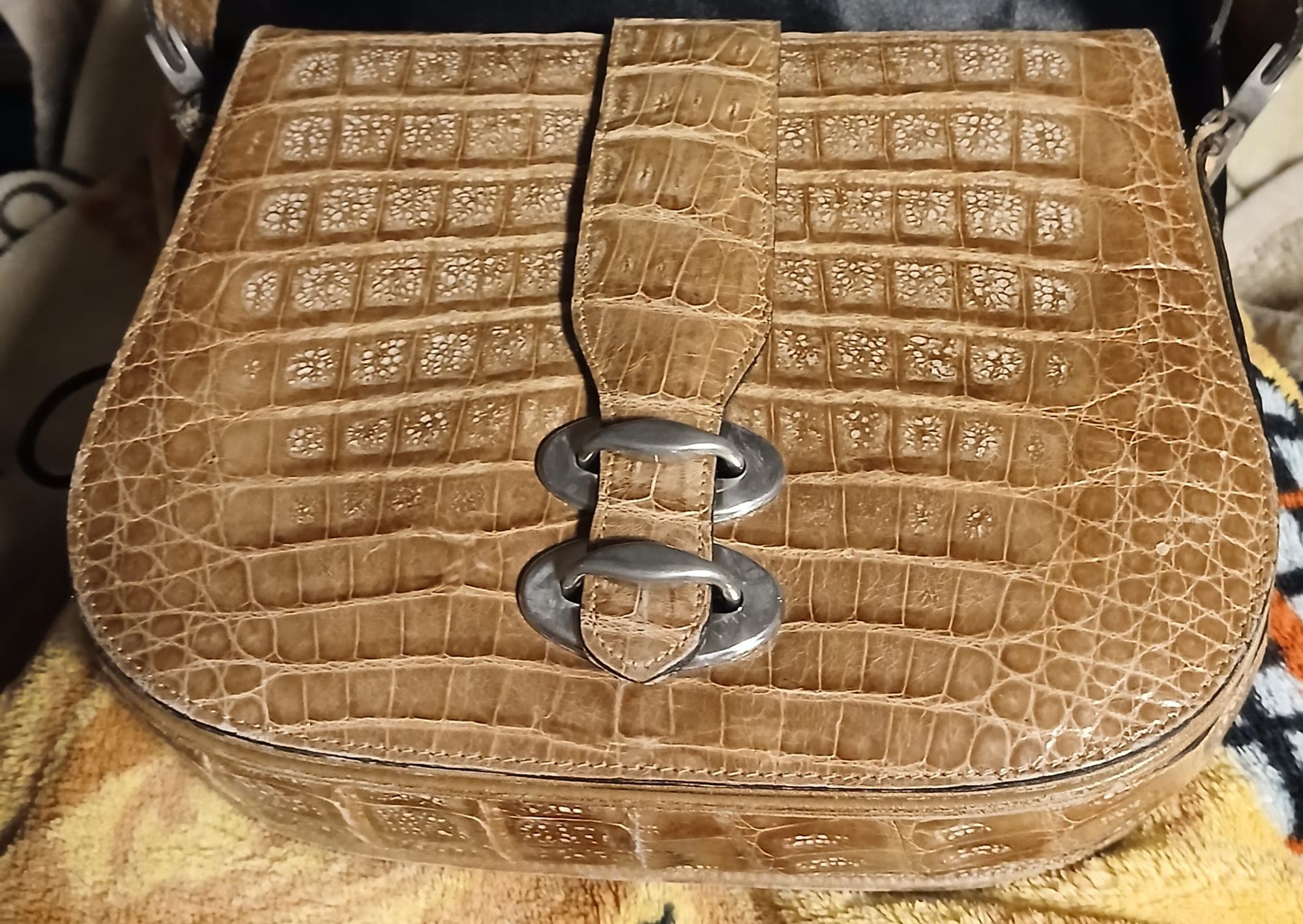Cognac crocodile handtas met zilveren sluitingen
