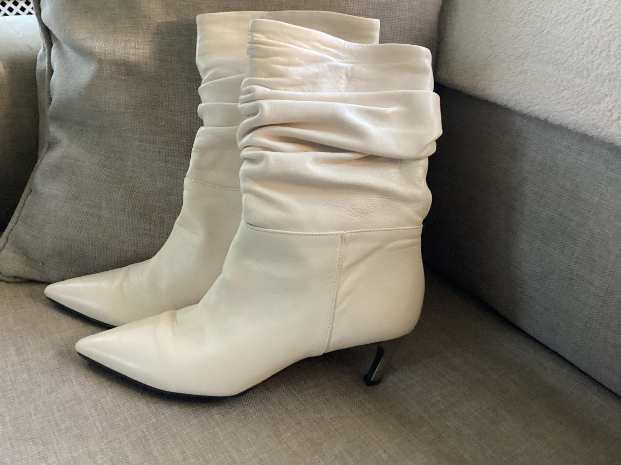 Witte laarzen met rimpels en kitten heel