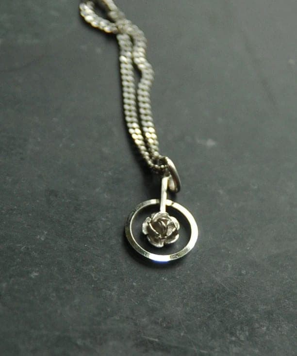 Delicate roosje hanger met ketting