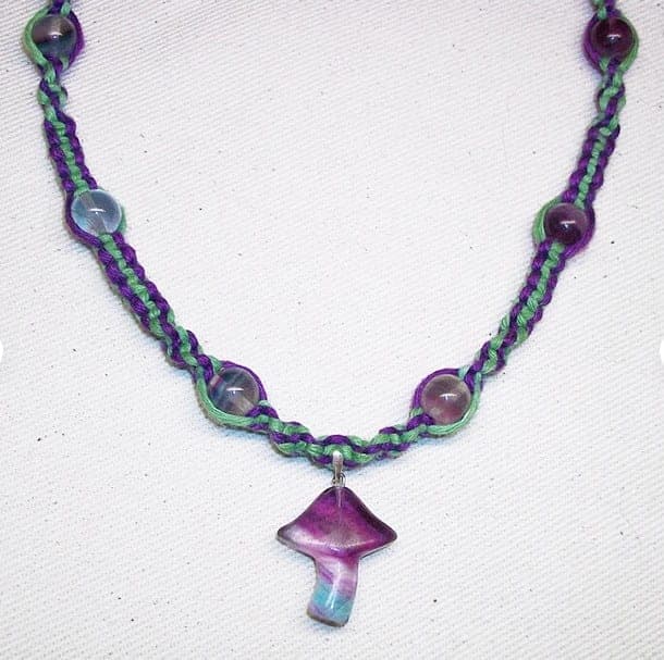 Fluoriet hanger paddenstoel met makramé ketting