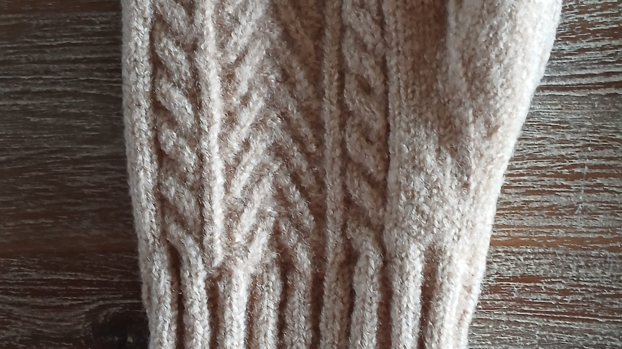 Beige wollen handschoenen met kabelpatroon