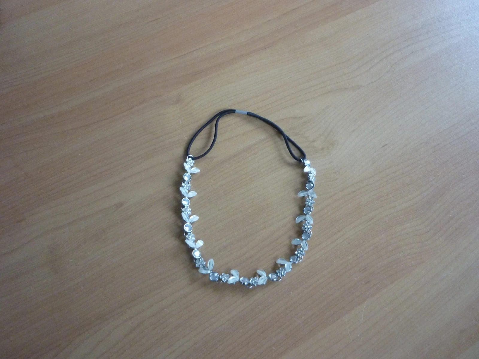 Zilverkleurige haarband met strass bloemen en witte blaadjes