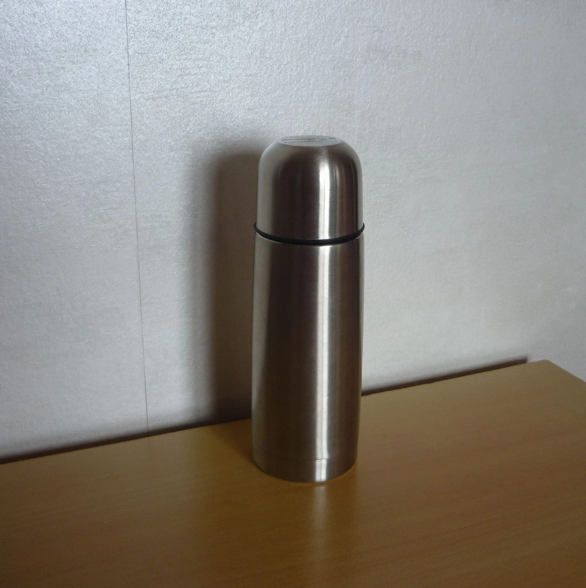 Zilverkleurige metalen thermoskan