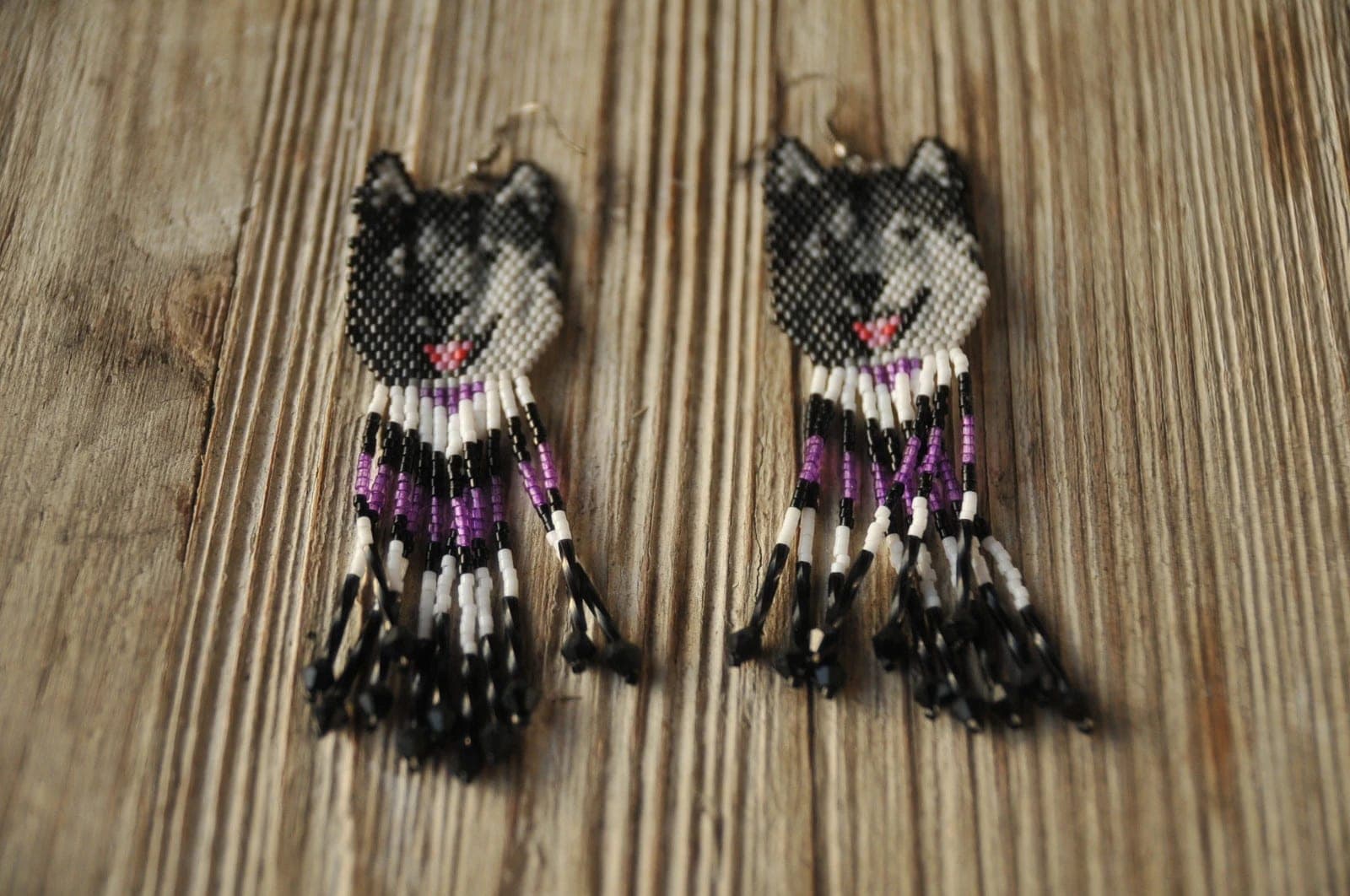 Handmade Beauty kralenoorbellen wolf/husky