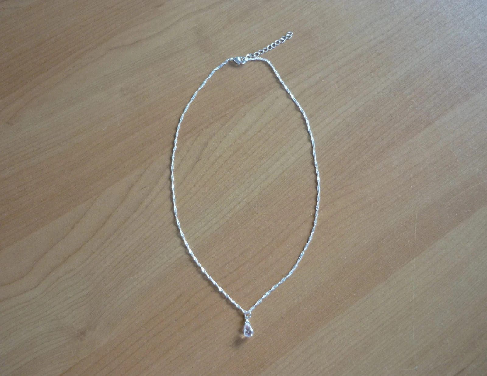 Witzilverkleurige gedraaide schakel ketting met druppel strass hanger