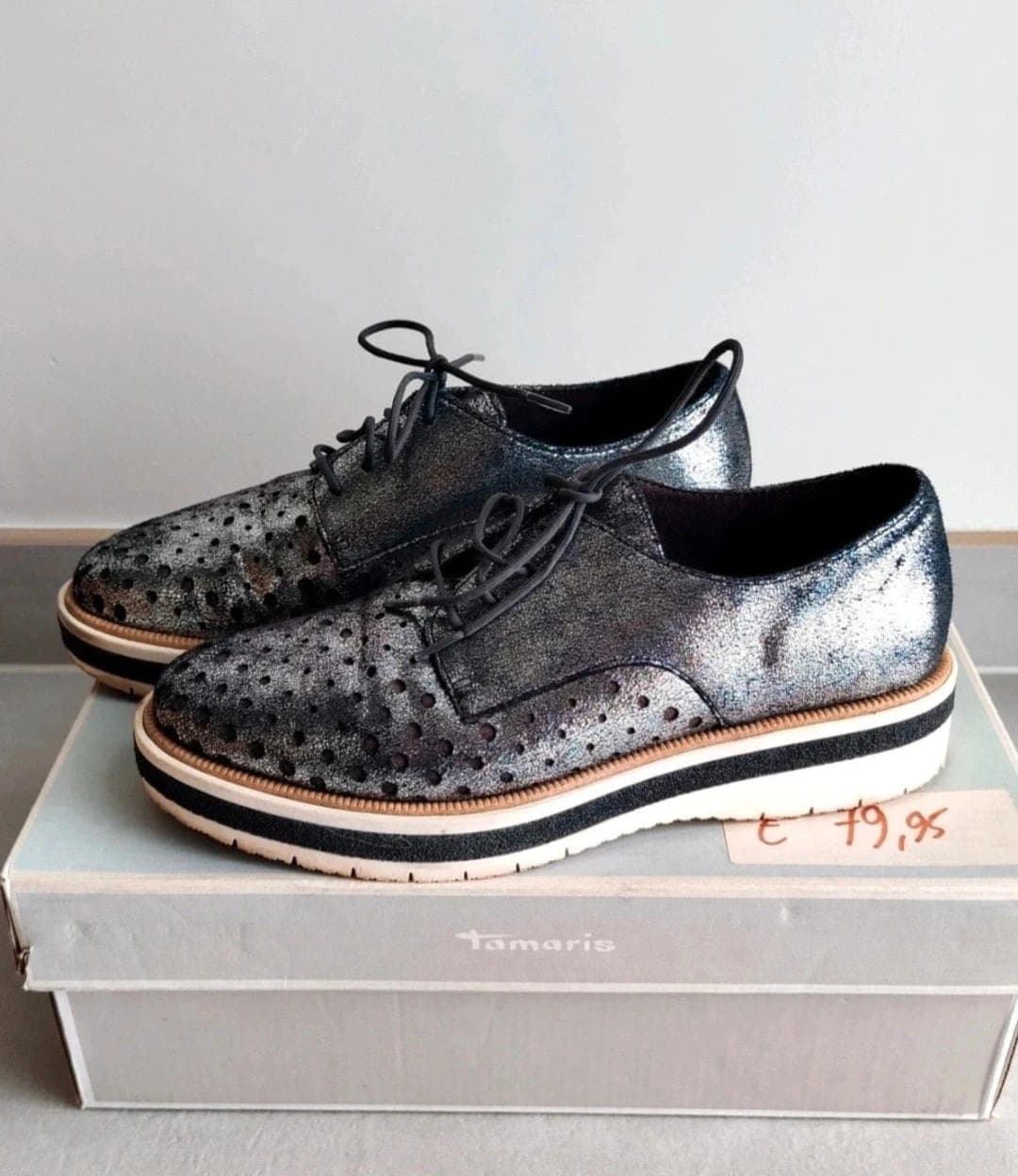 Mooie, blauwe sneakers van het merk Tamaris in de maat 36.