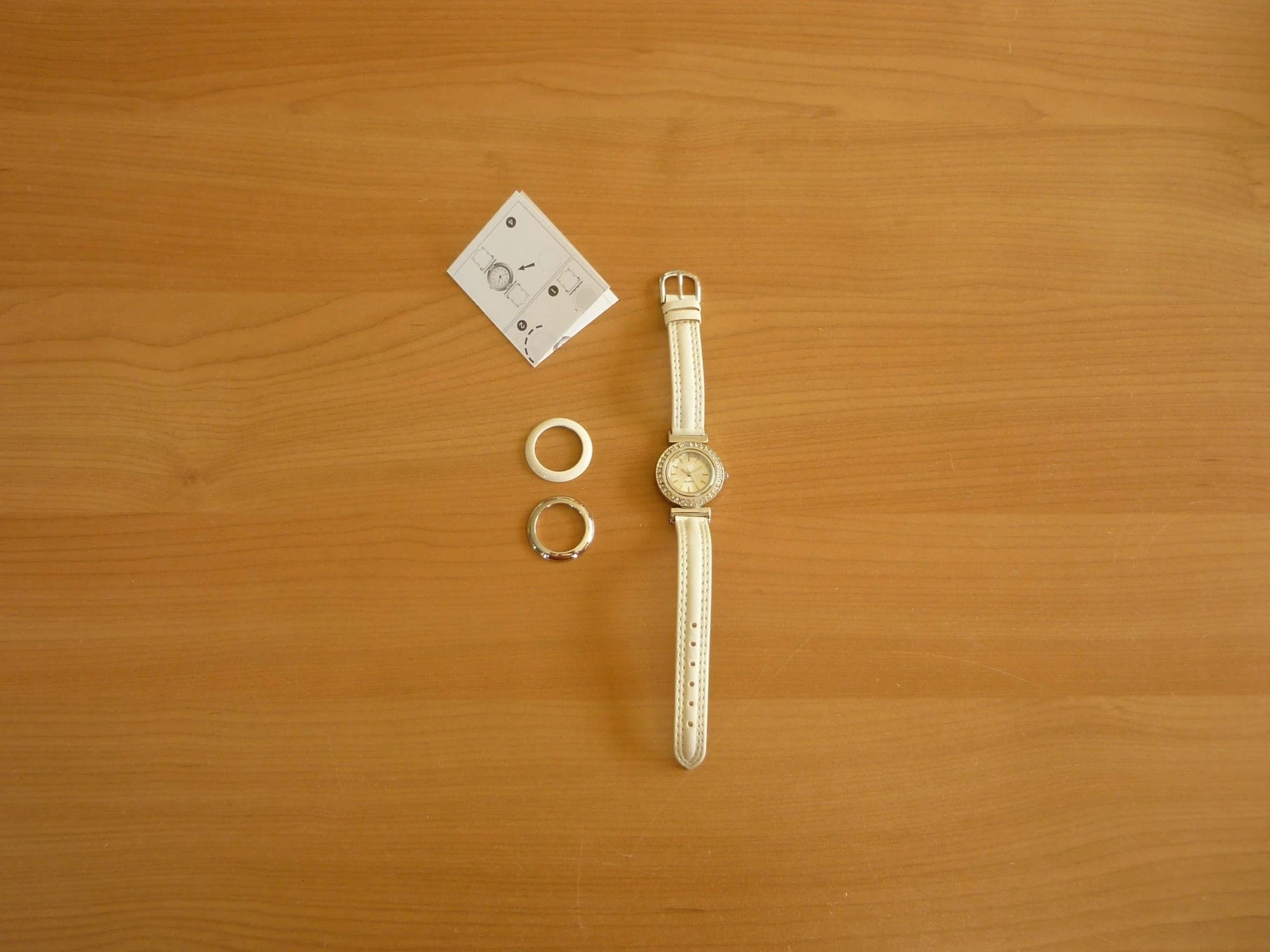 Zilverkleurig strass horloge met cremekleurige horlogeband