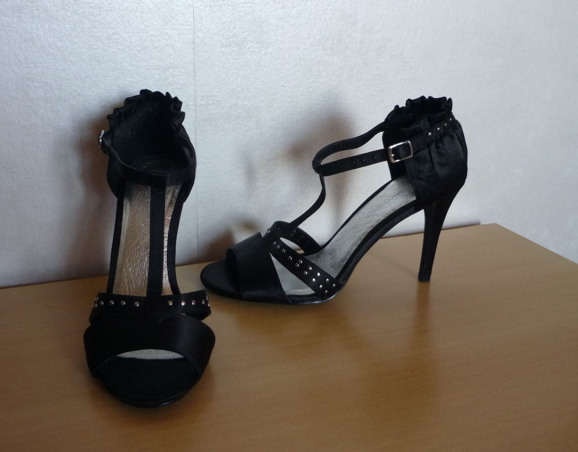 Zwarte stoffen schoenen pumps met zilverkleurige spijkers Mt 37