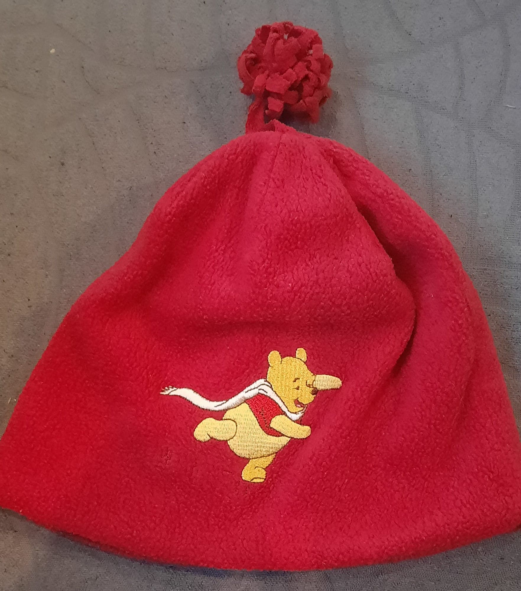 Disney Winnie the Pooh rode muts met pompom