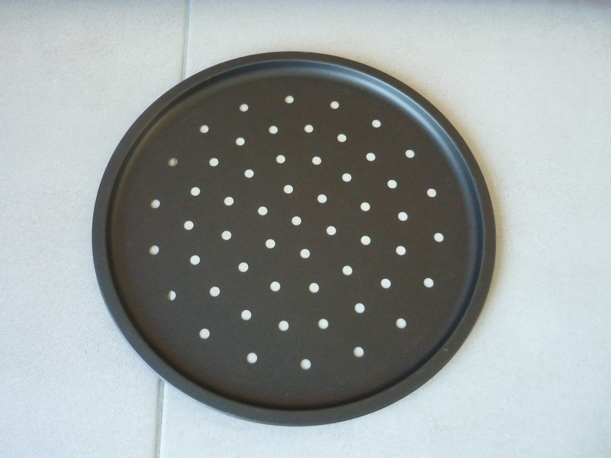 Ronde metalen geperforeerde pizzabakplaat pizzaplaat bakblik 33 cm