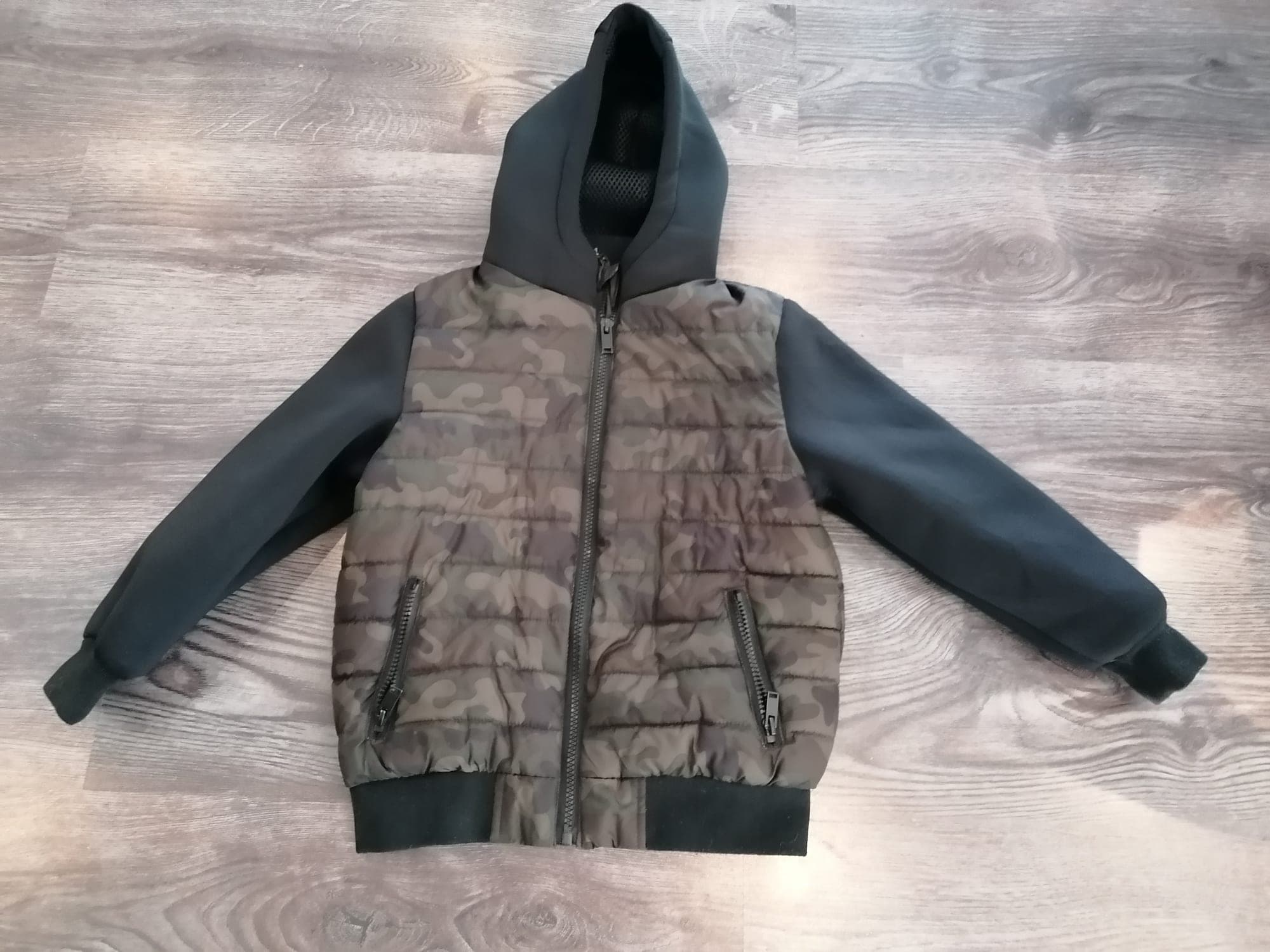 Primark gewatteerde jas met capuchon - zwart/grijs - maat 7-8 jaar