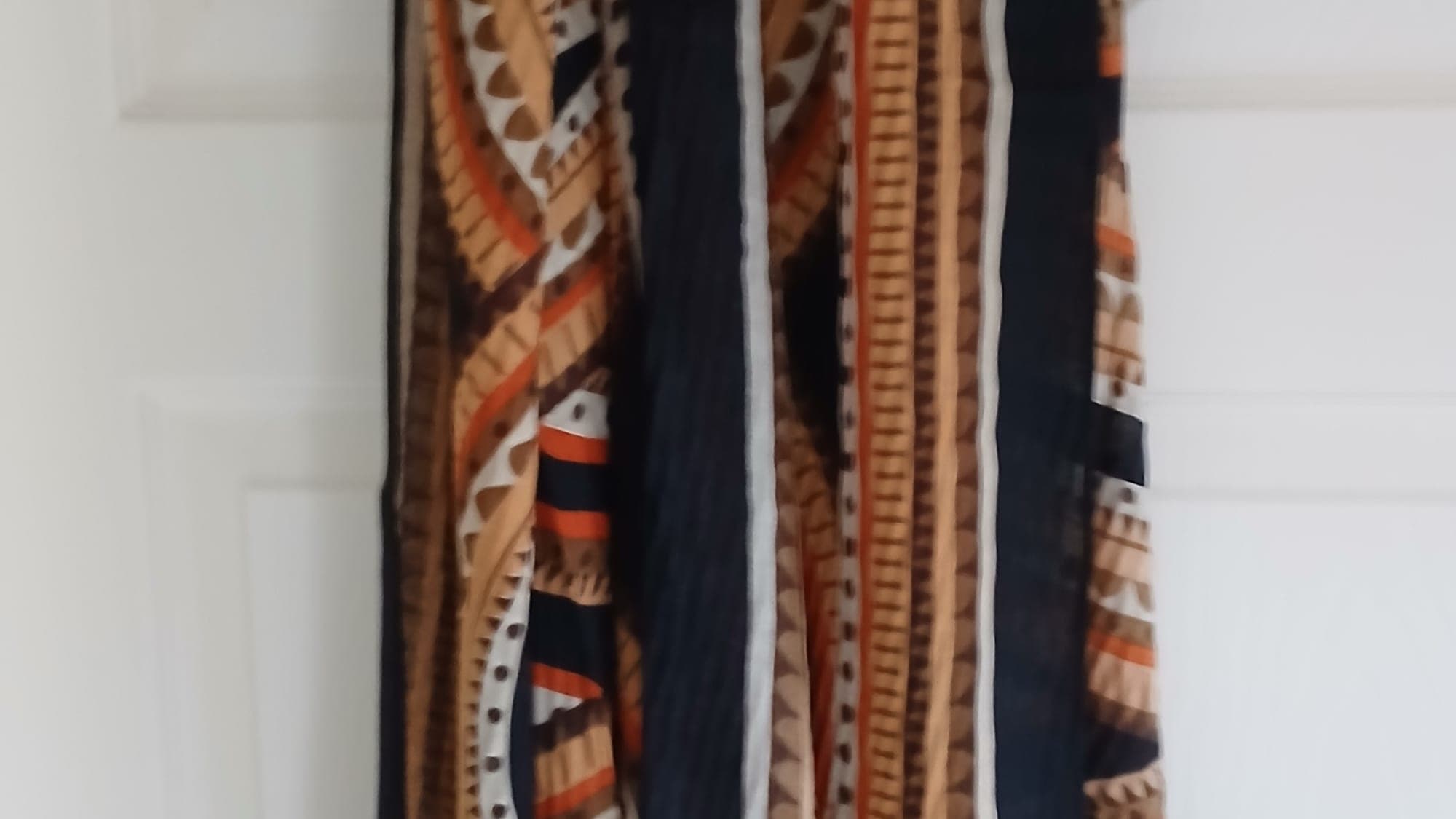 Sjaal met etnisch patroon in zwart, oranje en beige