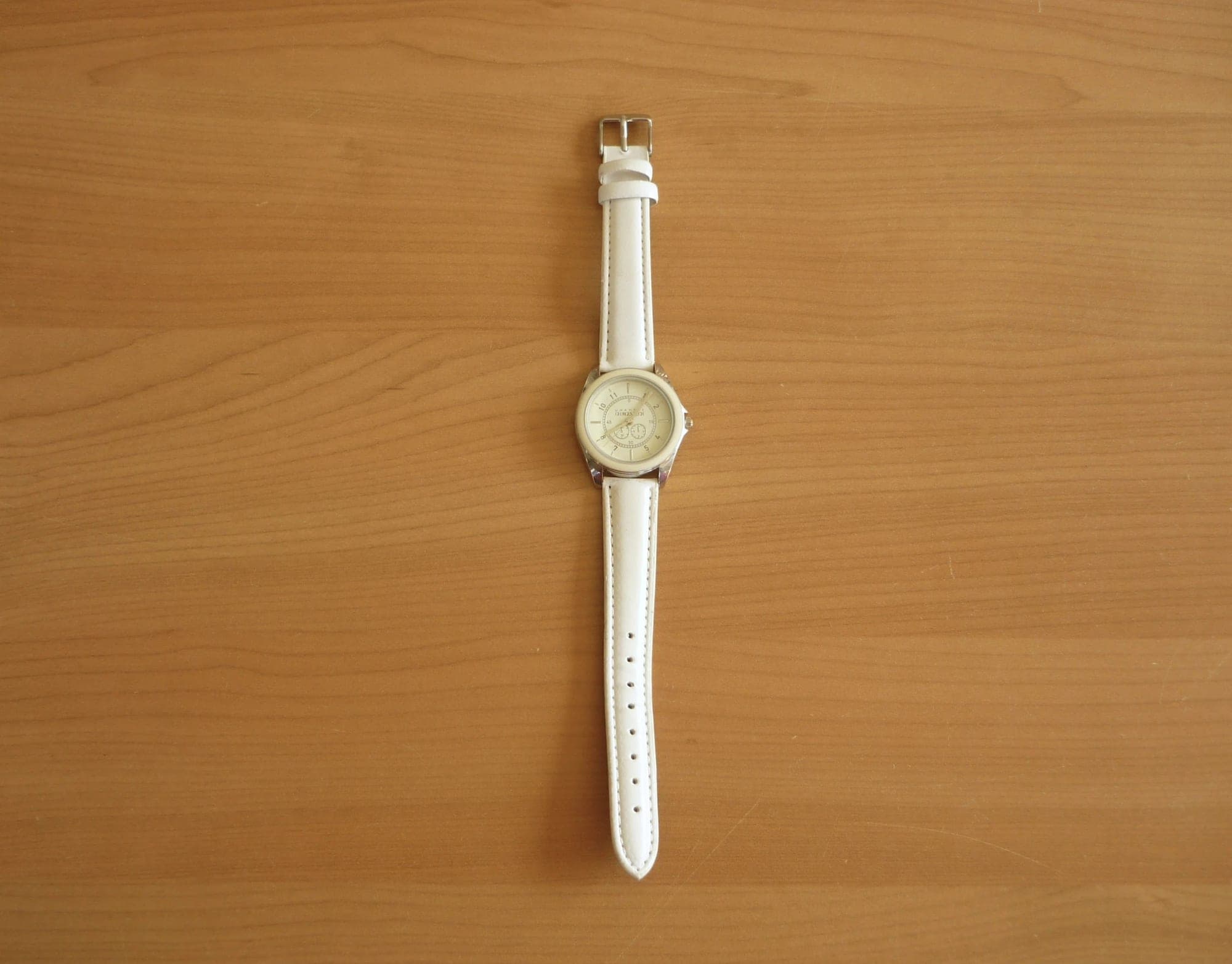 Zilverkleurig cremekleurig horloge met witte horlogeband