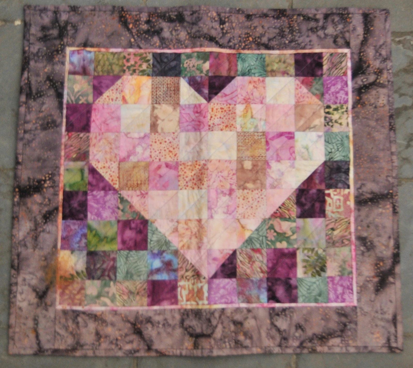 Handgemaakte patchwork quilt in hartvorm