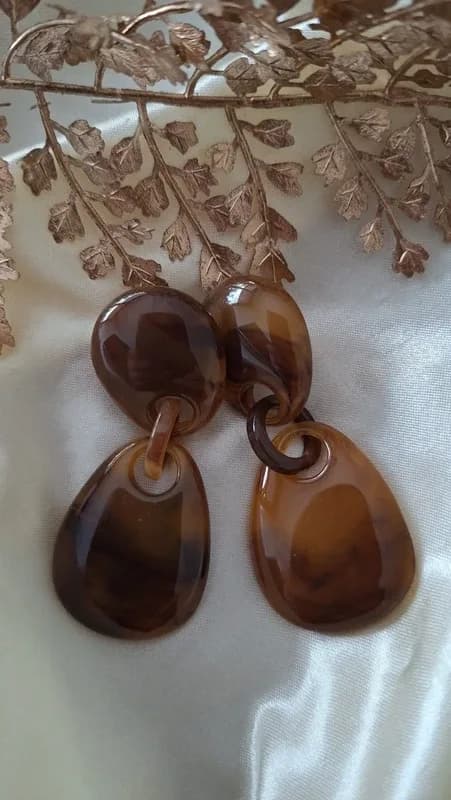 Bruine druppelvormige oorhangers met glanzende afwerking