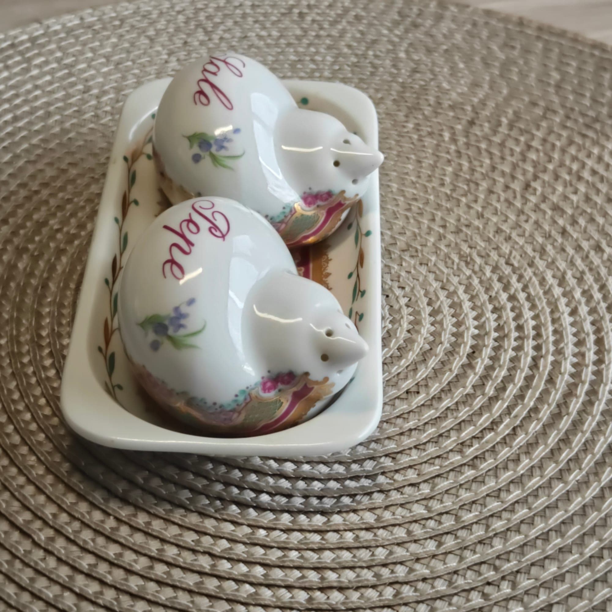 Ensemble salière et poivrière en porcelaine forme coquille