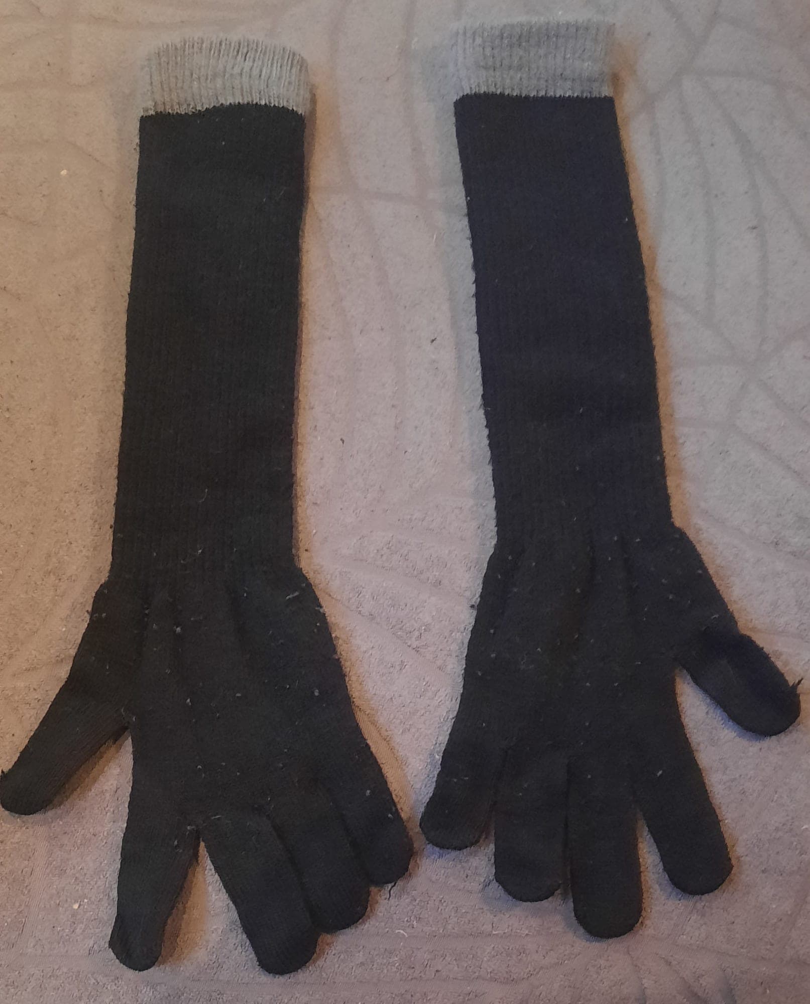 Zwarte handschoenen met grijze rand