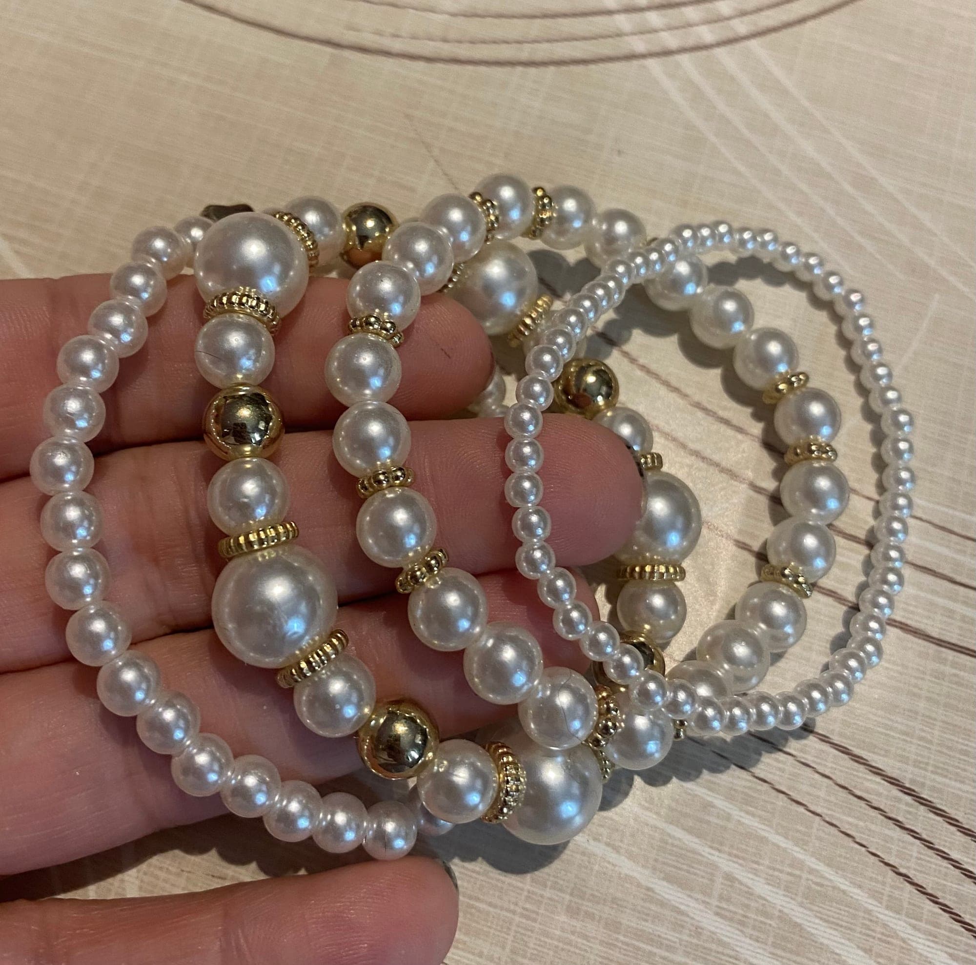 Set of 4 pearl bracelets with gold-coloured spacers