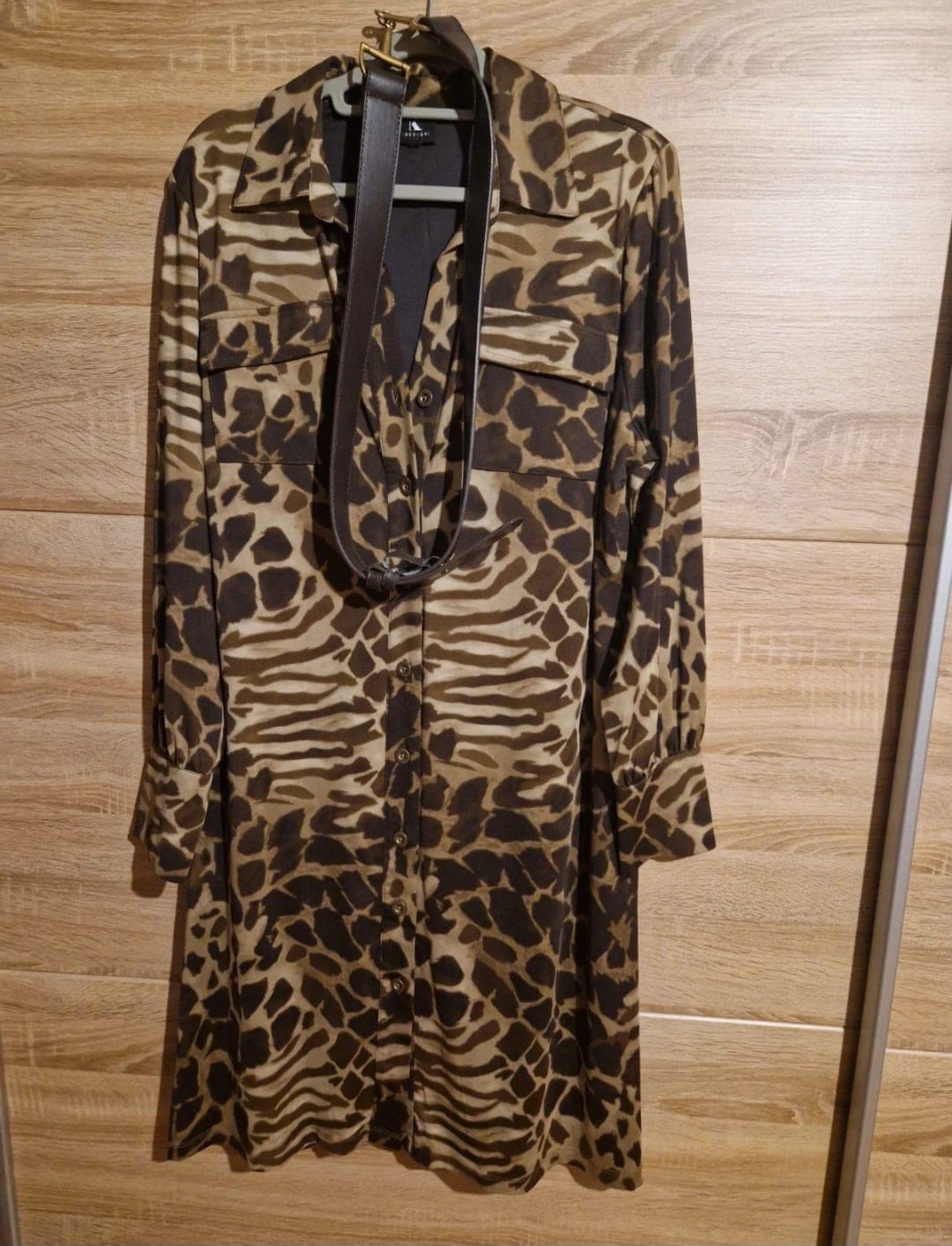 Luipaard print blouse met lange mouwen en zwarte riem