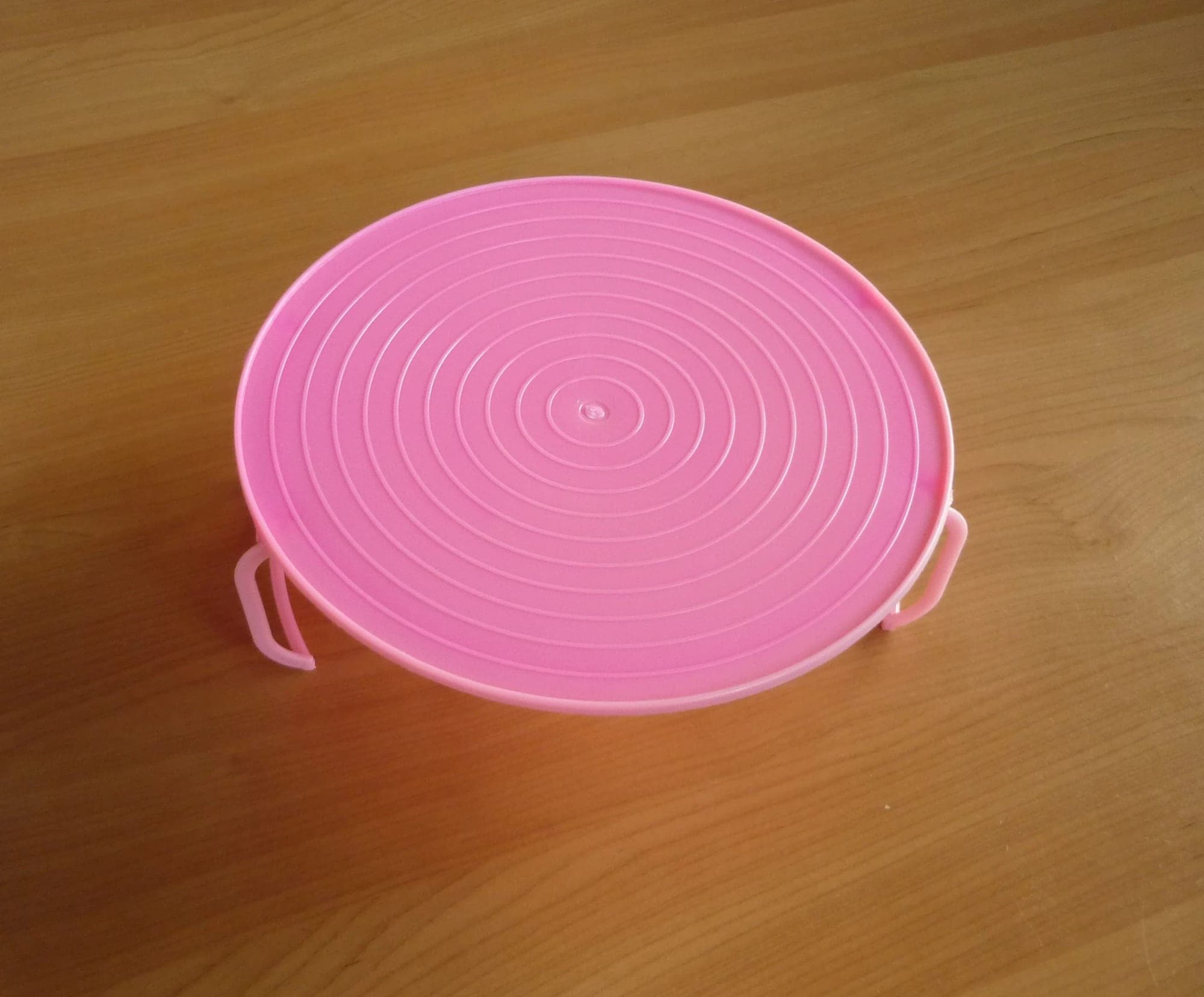 Rehausseur micro-ondes en plastique rose fuchsia