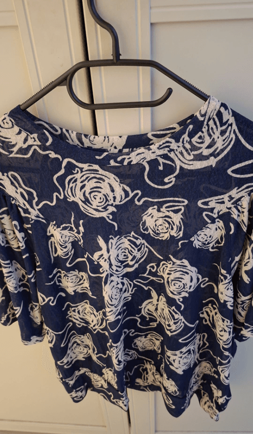 Donkerblauw t-shirt met witte rozenprint en golvende zoom