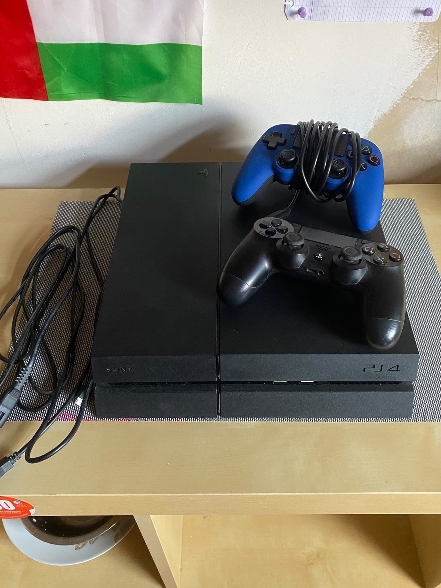 PlayStation 4 console met 2 controllers en stroomkabel