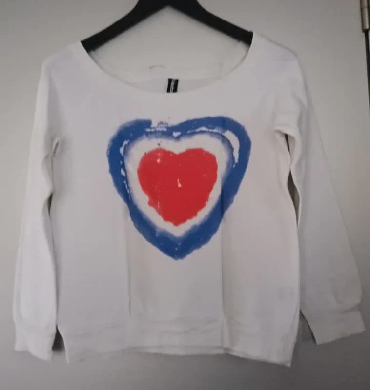 Witte sweater met rood-blauw hart print Madonna
