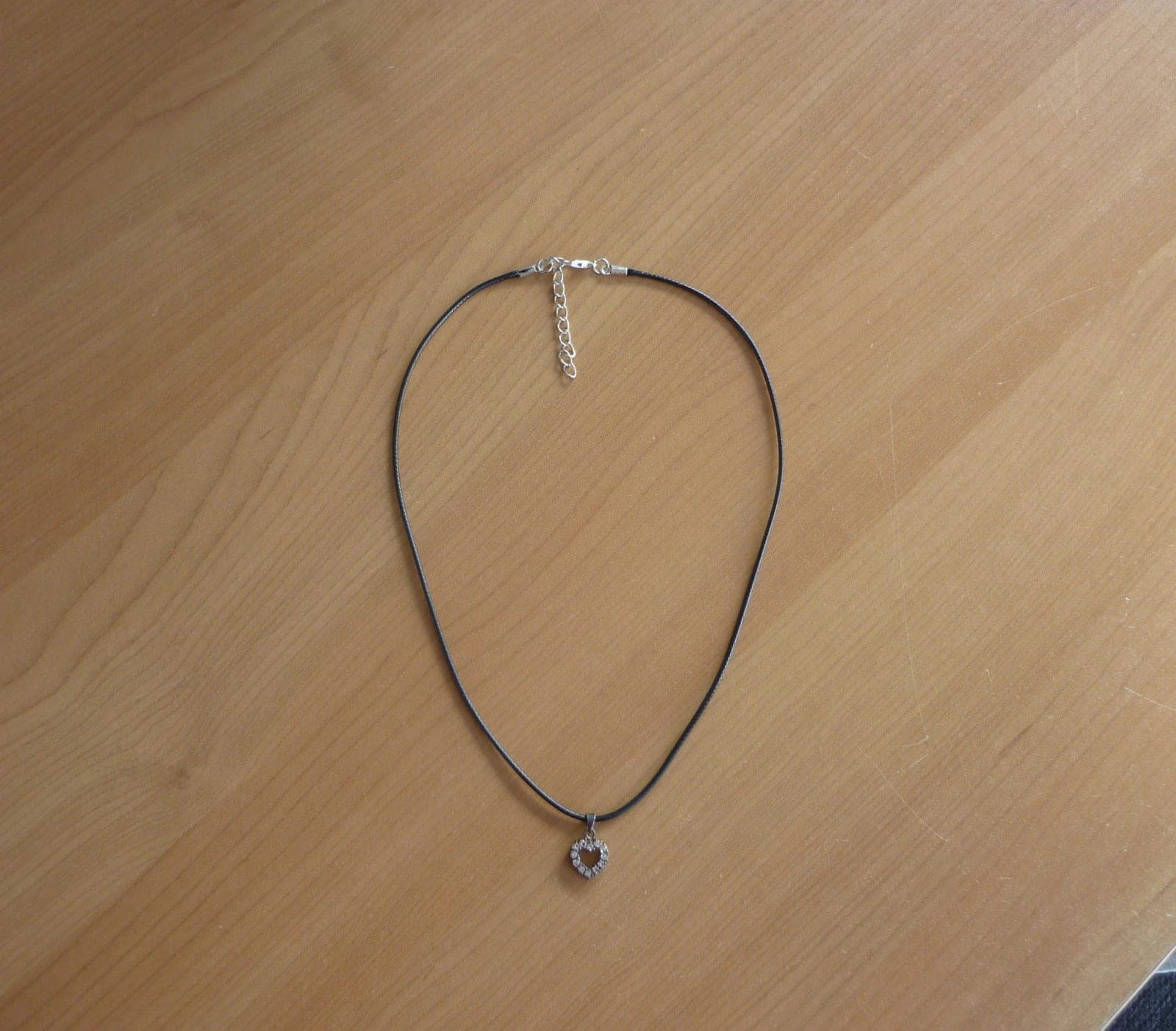 Zwarte touw ketting met zilveren hart strass hanger