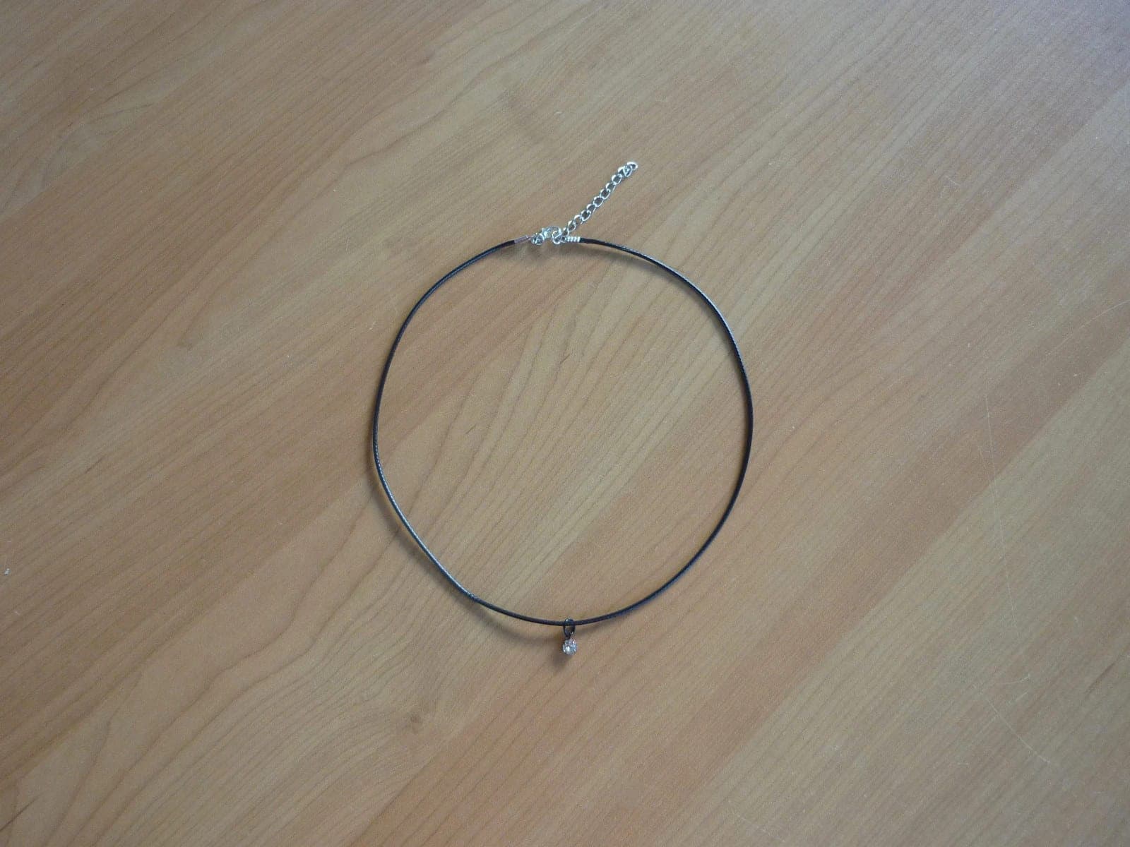 Zwarte touw ketting met witte strass steen hanger