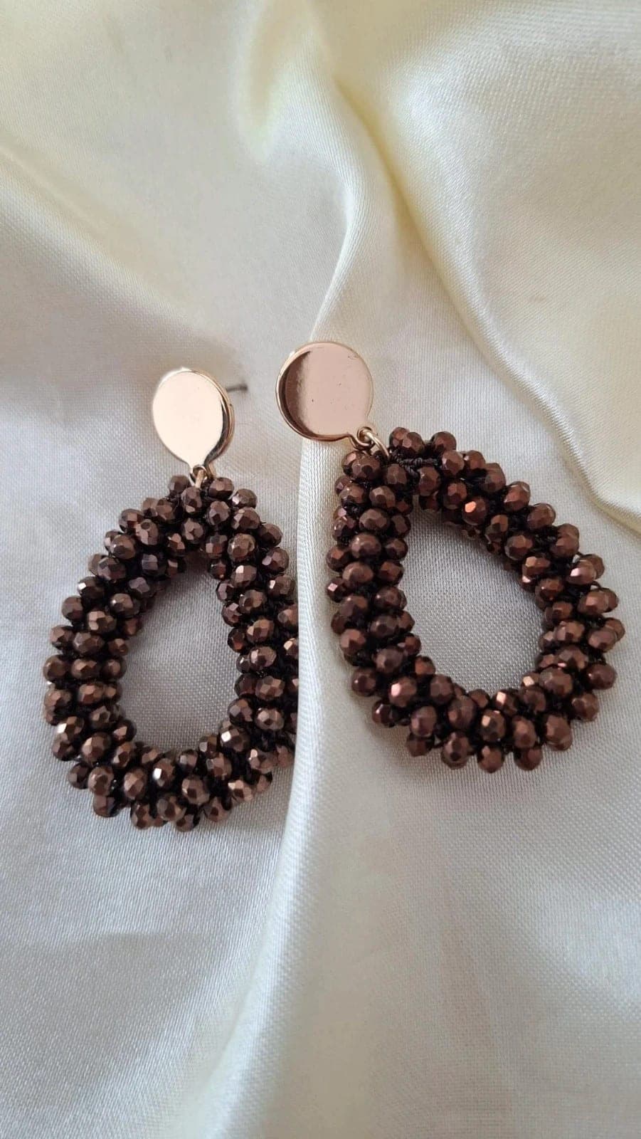 Boho oorbellen met bruine kralen