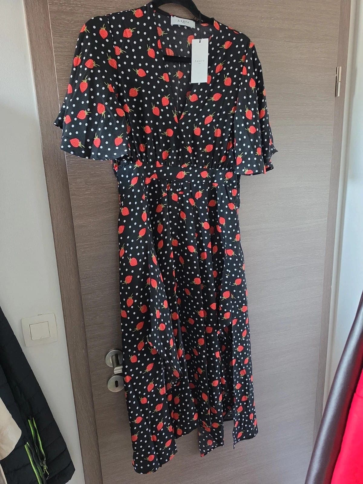 Robe longue Axara Paris noire à fraises taille S
