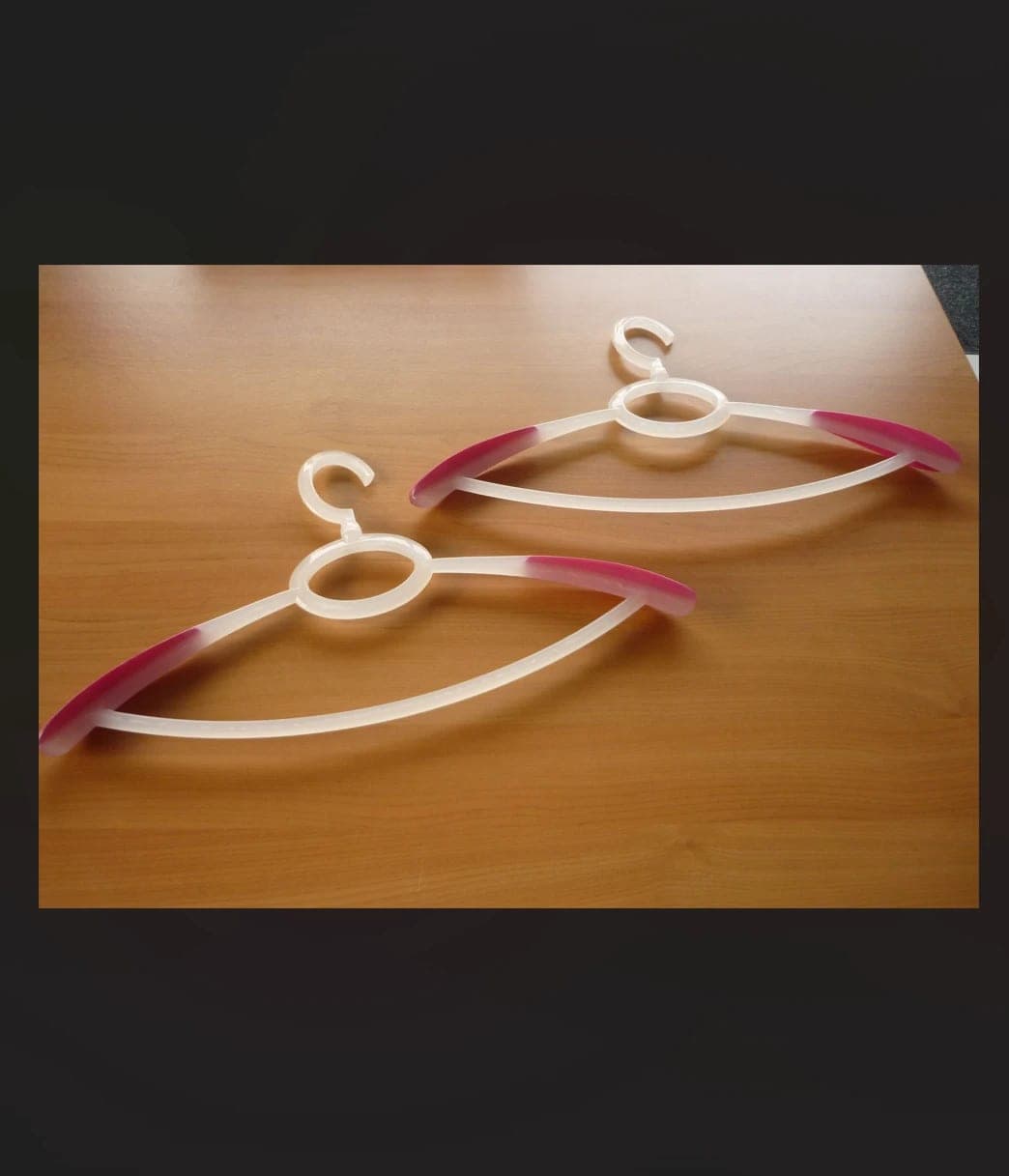 Set van 2 witte fuchsia roze transparante kunststof kapstokken kleerhanger