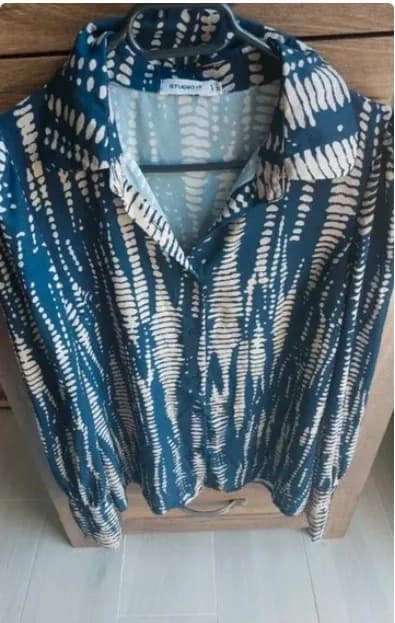 Blouse met grafisch patroon in blauw en wit