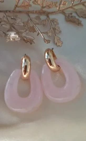 Roze oorbellen met goudkleurige accenten
