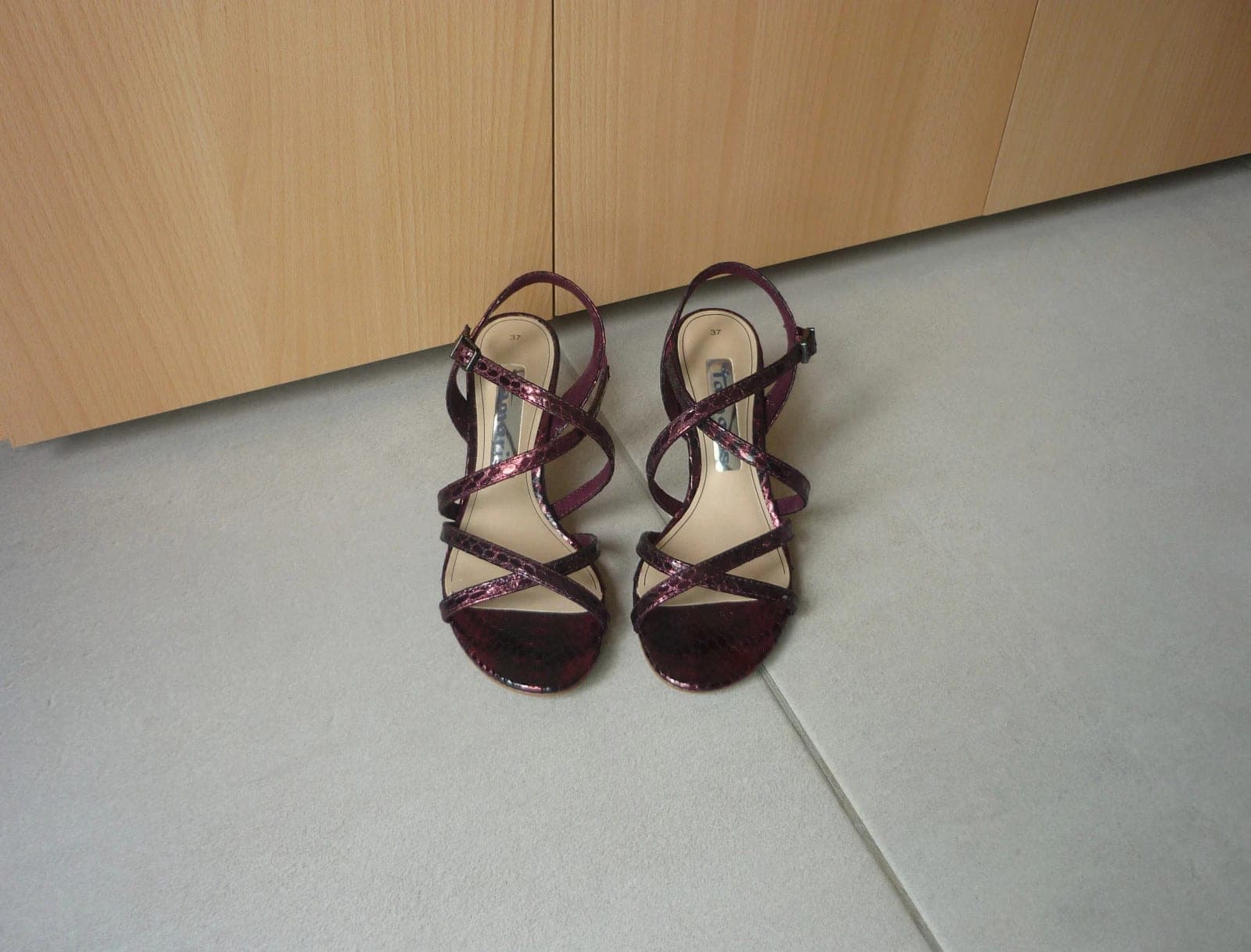 Bordeaux rode metallic hakken schoenen met riempjes van Tamaris Maat 37