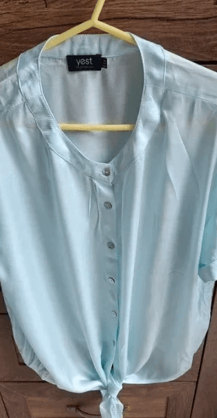 Yest lichtblauwe blouse met knoopsluiting