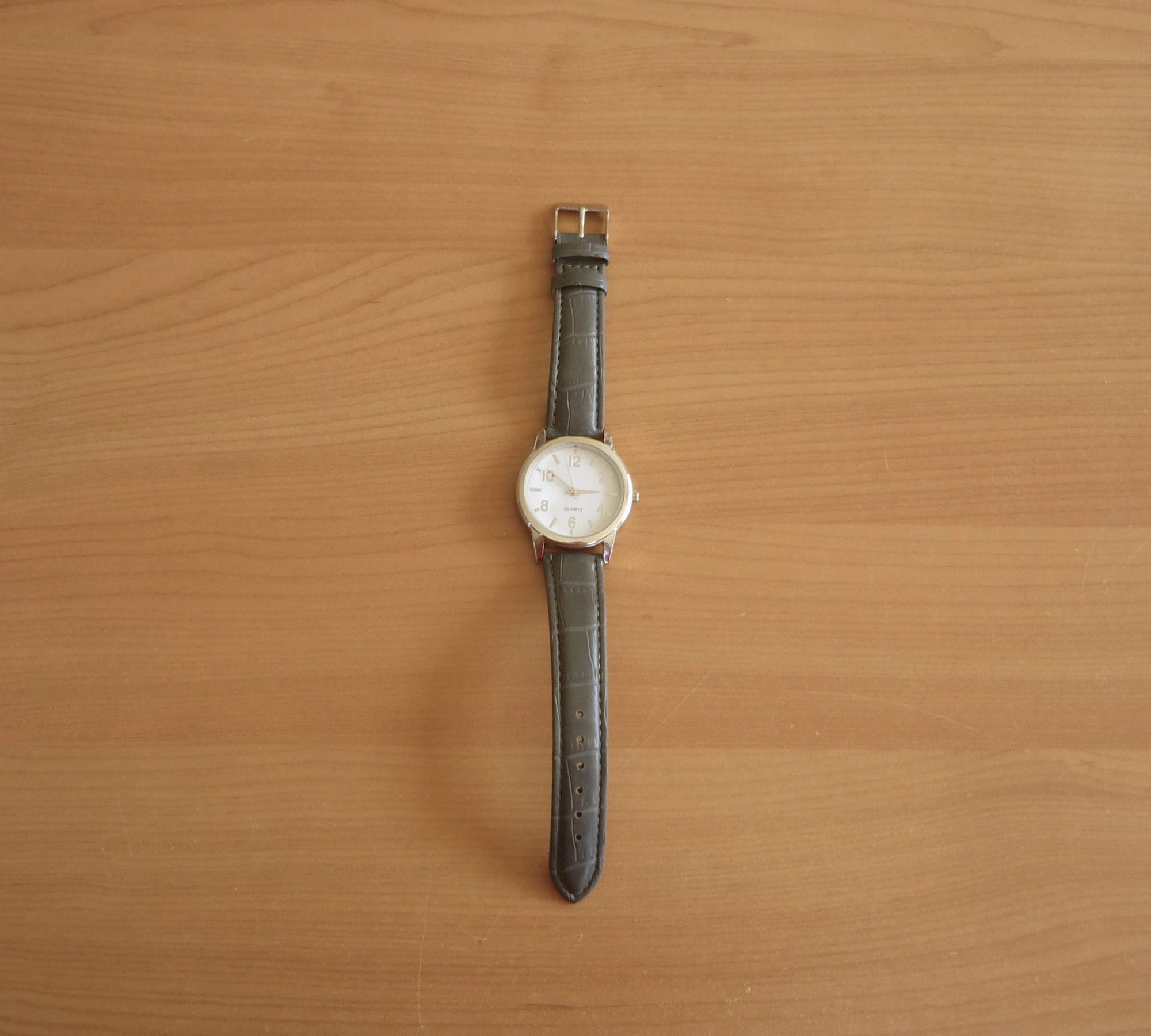 Montre couleur argent avec bracelet gris Watch it!