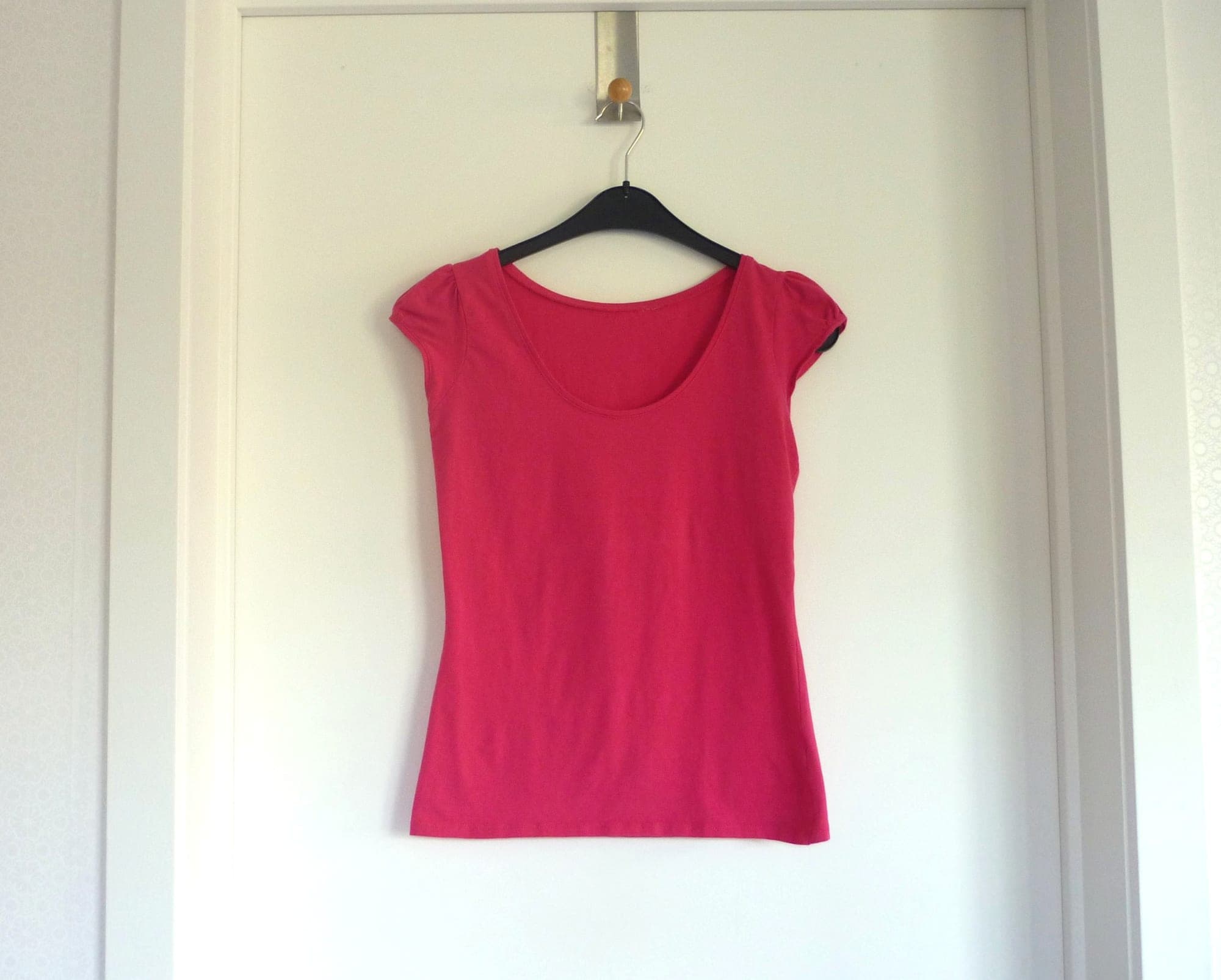 Fuchsia roze T-shirt met kleine pofmouwtjes Maat S