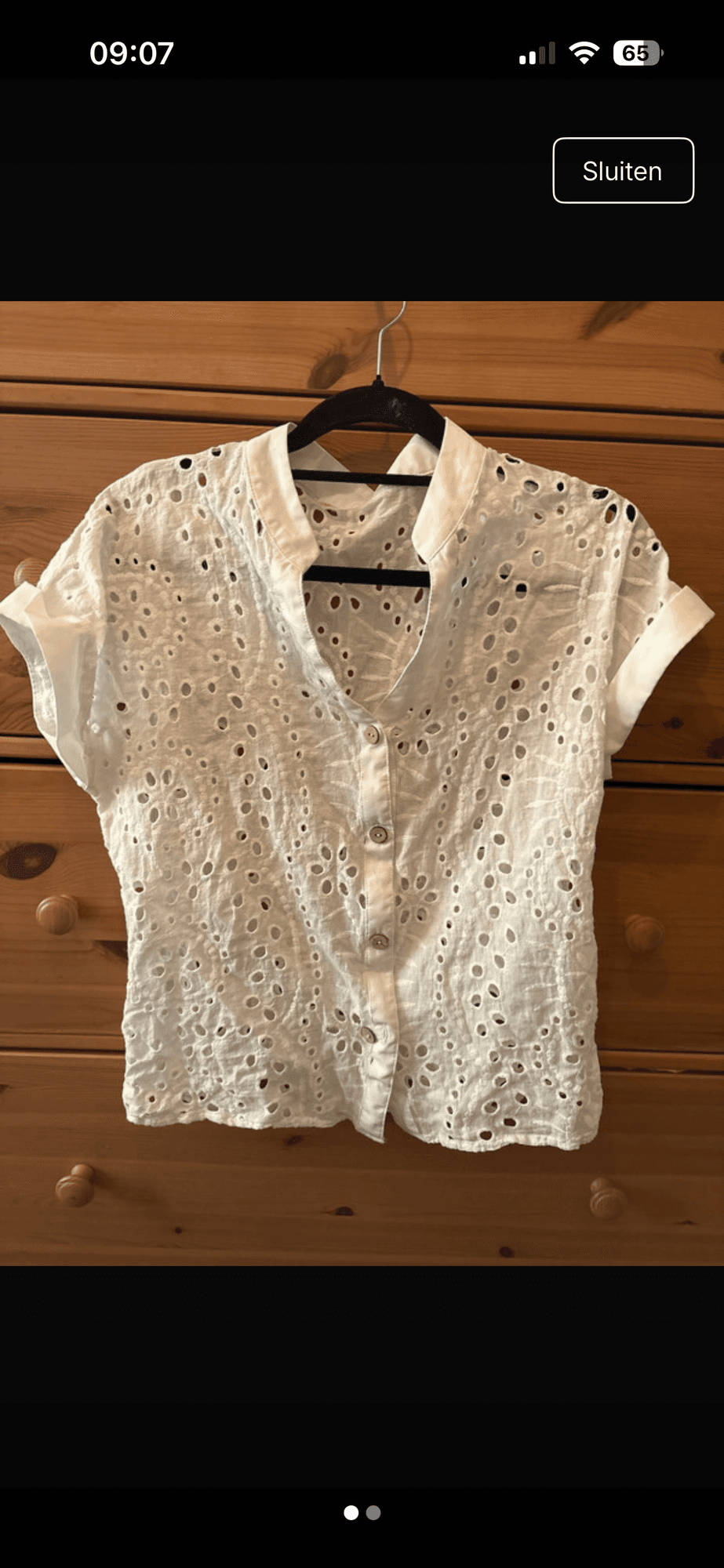 Witte blouse met broderie anglaise en korte mouwen