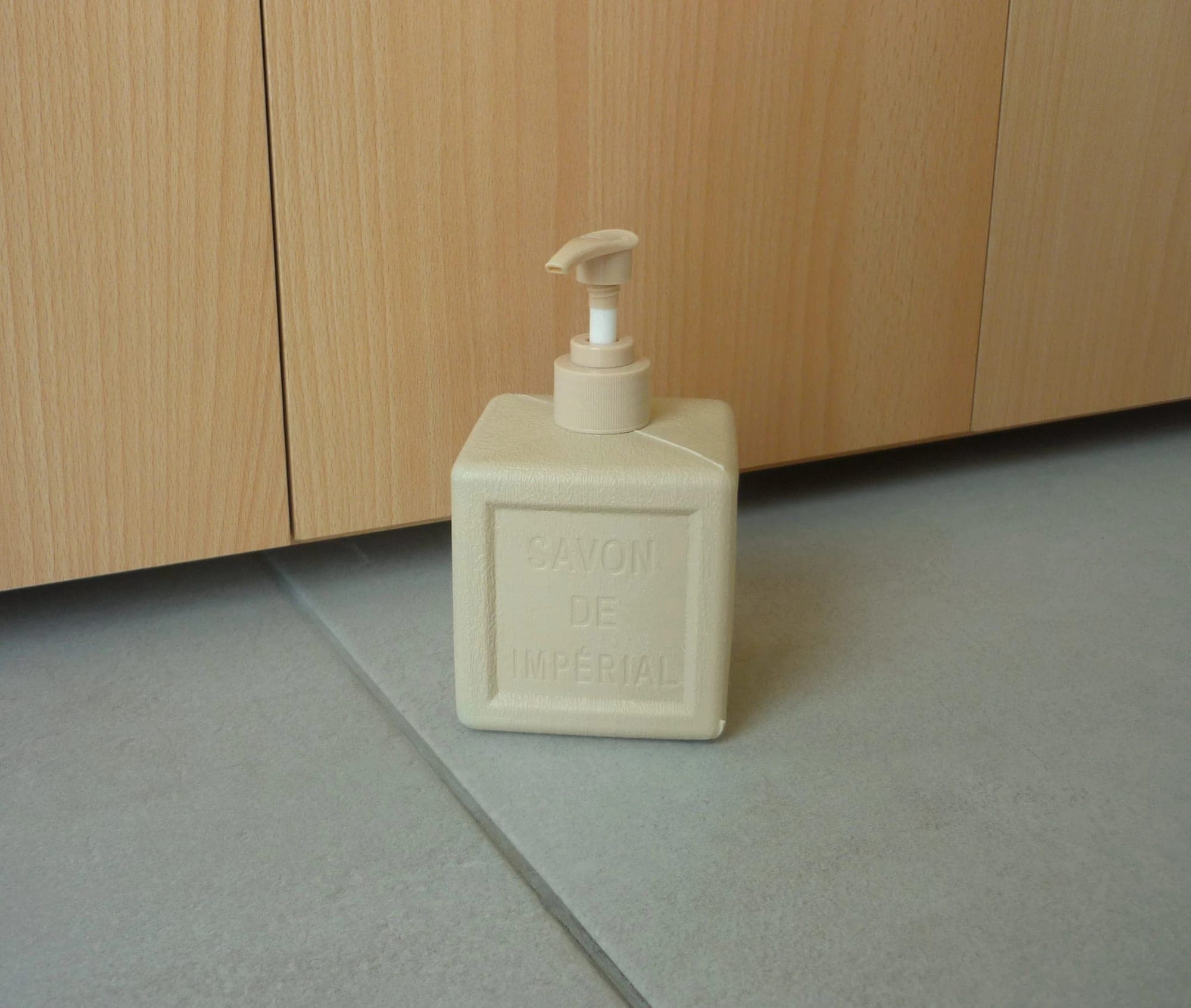 Grote beige vierkante kunststof zeepdispenser Savon extraordinaire imperial
