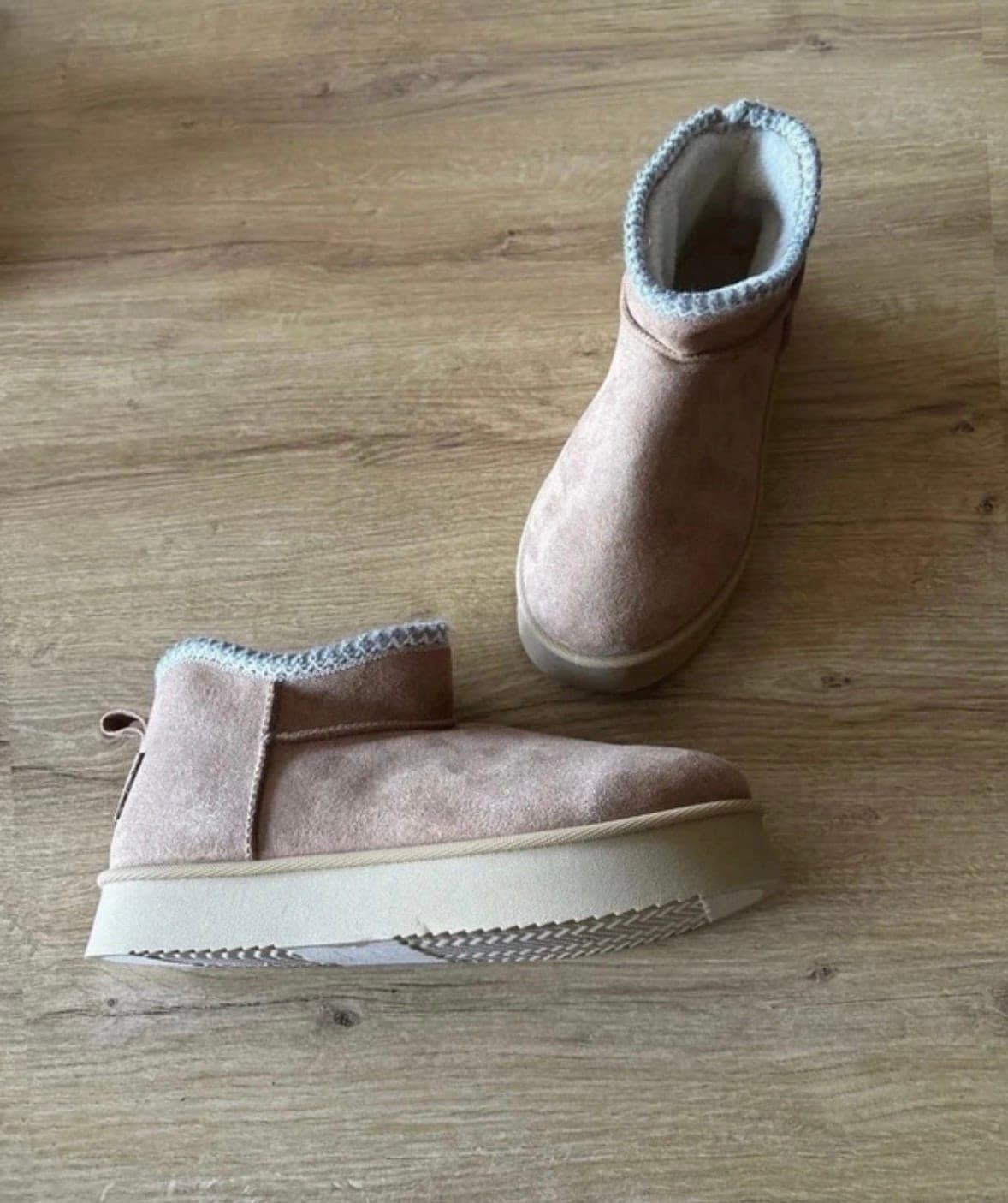 Beige suède boots maat 40 met witte fleece voering