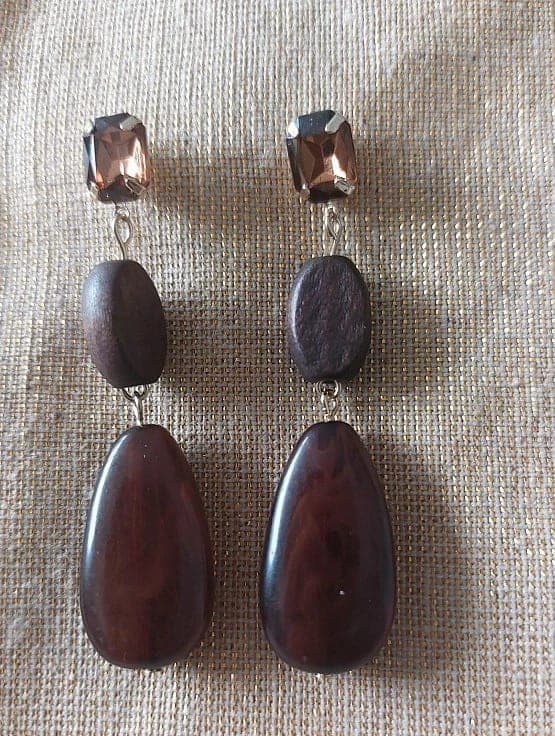 Stralende oorbellen bruin - druppelvormig design
