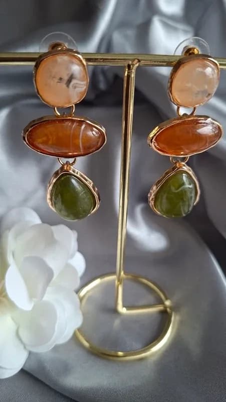 Boho Goudkleurige oorbellen met bruine en groene natuurstenen